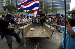 Thái Lan đối phó với biểu tình kép
